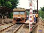 Und noch eine Class S8 hier im Bahnhof Kandana zur Weiterfahrt nach Colombo.Leider ist der optische Zustand dieses Zuges nicht der Beste,aber bei drei Klimazonen und zwei Regenzeiten im Jahr-ein