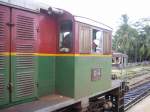 Der freundliche Lokfhrer des Exprezuges 8056 (Colombo-Matara) Bahnhof Aluthgama (Sri Lanka), auf seiner Diesellok 814 (Class M7) aufgenommen beim Kreuzungshalt dort am 30.09.2010.