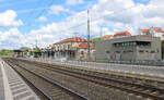 Blick auf den Bahnsteig 3, 2 und das Stellwerk Hf am 26.05.204 in Hnfeld.