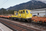 X627 032-6 samt ein paar Materialwagen, am 7.4.2016 im Bahnhof Dellach im Drautal.