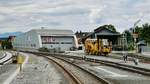 Die moderne Fahrzeughalle der GKB, und daneben das Technische Eisenbahnmuseum Lieboch, 04.08.2019  Davor parkt noch die Gleisbaumaschine A-SWI 99 81 9623 00?