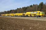 Die 2016 908 mit Dynamic Stopfexpress auf der Durchfahrt bei Eglharting am 24.03.2015.