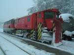 Schneerumer 80 81 9760 034-5 mit 2043 020-3  trotzten neben den enormen Schneemassen auch dem hartnckigem Nebel    Bhf.