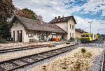 Blick auf den Bahnhof Asparn a. d. Zaya, am 6.8.2017.
Hier ist der Endbahnhof vom Zayataler Schienentaxi, auf dem Gleis rechts geht es dann mit Fahrraddraisinen weiter bis nach Ernstbrunn.