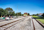 Blick auf den Bahnhof Neckenmarkt-Horitschon, am 5.8.2017.

Das erste Gleis links wird von der Sonnenland Draisinentour genutzt, wobei die anderen beiden Gleise bis zum Dezember 2013 noch durch die ÖBB befahren wurden.
Bis zum Fahrplanwechsel im Dezember 2013 verkehrten von Wien Meidling bis hierher noch drei Zugpaare am Tag, diese bestanden aus einer 2016 mit einer Dosto-Wendezuggarnitur.
Bis zum Fahrplanwechsel im Dezember 2011 gab es zusätzlich hier sogar Werktags einen Stundentakt, dieser wurde mit einem 5047 bedient, welcher in der Regel nur zwischen Deutschkreuz und Neckenmarkt-Horitschon hin und her pendelte.
Heute ist die gesamte Strecke ab Deutschkreuz rechtlich stillgelegt.