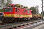 ÖBB Motorturmwagen X 552 004-4 (99 81 9131 505-5) mit Materialwagen im Einsatz zum Umbau des Bahnhofs Seefeld i.