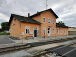 Das Bahnhofsgebäude in Preding-Wieselsdorf, 04.08.2019