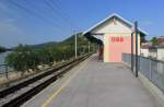 Der Personenbahnhof von Hainburg an der Donau bei Km 50,9 bietet dem wartenden Fahrgast eine schönen Blick auf die Donau (links im Bild), Juli 2012