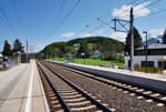 Blick auf den Bahnhof Faak am See, am 5.5.2016.
Einst bestand der Bahnhof aus drei Gleisen. Im Zuge der Modernisierung wurden die Gleise aber auf zwei reduziert. Da es momentan planmäßig keine Kreuzungen von Personenzügen in Faak gibt, halten alle Personenzüge nur mehr am Gleis 1, das Gleis 2 ist dem Güterverkehr vorbehalten.