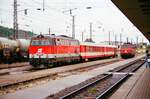 04.06.1999, Österreich, Strecke Salzburg-Wien, Attnang-Puchheim, Lok 2043 027-8, Zug 3478 aus Schärding ist soeben angekommen.