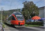 Der ÖBB ET 4024 017-8 verlässt Bregenz Hafen mit dem Ziel Bludenz. Rechts im Bild der schmucke  Pilzkiosk .

22. Sept. 2018 