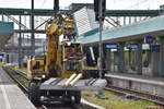 Bahnbau in Vorarlberg: Die ÖBB nutzen die Streckensperre im Zuge der Bauarbeiten zwischen Lauterach und Hard, um gleichzeitig auch im Bahnhof Bregenz die nicht mehr zeitgemäßen Holzschwellen durch Betonschwellen zu ersetzen (als erster Schritt in Richtung Bahnhofsneubau). Ein Liebherr Zweiwegebagger der Bahnbau Wels GmbH transportiert am 09.04.2021 ein neues Schwellenelement. Trotz der Bauarbeiten blieb der Bahnsteig frei benutzbar.