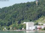 Blick vom Hafen ber den Bodensee auf einen BB-Talent vor der Steilkste zwischen Lochau-Hrbranz und Bregenz Hafen.