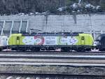 Am 14.02.2024 konnte ich die Alpha Trains Luxembourg (ATLU)/TX Logistik (TXL) 193 551 im Bahnhof Brennero/Brenner aufnehmen. Die Lok trägt den Schriftzug  Zwei Pole mit enormer Zugkraft . Entstanden ist das Foto (natürlich vom Bahnsteig!) um 15:50 Uhr.