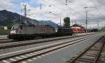 182 529-8 und 189 916-0 von TXlogistik durchfahren am 23.5.2013 mit Sattelaufliegern den Bahnhof Brixlegg nach Italien.