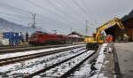 Der Railjet 862 mit der 1116 244-5 von Wien West nach Innsbruck durchfährt am 31.1.2014 den Bahnhof Brixlegg.