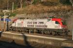 Vor der Sttzmauer im Bahnhof Bruck/Mur steht am 30.10.2008 die 1016.047 (Wr.