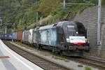 182 527 und 182 519 ziehen am 26.09.2013 einen Containerzug durch Bruck/Mur.