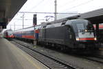 Der DRV13487  Alpen Express  kurz nach der Ankunft aus Leiden Central. Gezogen von ES 64 U2-021 der MRCE und bespannt mit 6 BahnTouristikExpress Wagen. Zug verkehrte nach kurzem Stop gleich weiter nach Bludenz. Aufgenommen am Innsbrucker Hbf am 17.02.2018. 