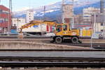 Zweiwegebagger Liebherr 900 Litronic der Fa. Swietelsky am Hauptbahnhof Innsbruck. Aufgenommen 9.3.2018.