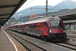 Einfahrt am Abend des 03.07.2018 von RailJet-Steuerwagen 80-90.710  Spirit of Switzerland  und der Schublok 1116 210  Spirit of Budapest  als RJ 367 (Zürich HB - Wien Hbf) in den Innsbrucker