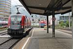 Nachschuss auf 1116 236, als diese am Mittag des 06.07.2018 mit dem RJ 563 (Innsbruck Hbf - Wien Flughafen) von Gleis 6 aus dem Startbahnhof in Richtung Hall in Tirol fuhr.