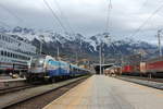 Vor dem gewaltigen Bergmassiv der Nordkette steht am 12.4.2018 der Ski Austria Railjet mit 1116 251 in Innsbruck Hbf und wartet auf die Fahrt nach Innsbruck West.