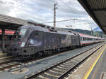 ÖBB 1116 158-7  Licht ins Dunkel Sterneaktion  wartet mit REX 5341 am Bahnsteig 6 auf die Abfahrt nach Kufstein.