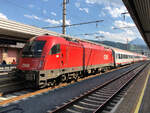 ÖBB 1216 023-2 wartet mit REX 5333 am Bahnsteig 6 auf die Abfahrt nach Kufstein.