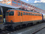 Die dahinter hängende von ProLok/RPA betriebene 1142 635 bei der Überstellungsfahrt mit MAV Schlaf- und Salonwagen Richtung Schweiz. Aufgenommen in Innsbruck Hbf am 11.08.2021