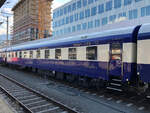 Ein MAV Schlafwagen eingereiht im Sonderzug für die Überstellungsfahrt Richtung Schweiz. Innsbruck Hbf am 11.08.2021