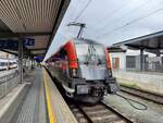 ÖBB 1116 221 mit dem RJX 567 zum Flughafen Wien, am 28.07.2021 in Innsbruck Hbf.