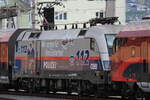 Nachschuss auf die ÖBB 1116 250-2  Polizei  in der Zug Mitte des RJX 765 nach Flughafen Wien hier bei der Ausfahrt aus Innsbruck Hbf.