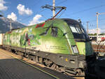 Lok-Portrait der anderen Seite der ÖBB 1016 020-0  Klima- und Umweltschutz Lok  vor einem Kontainerzug nach Wolfurt bei einem kurzen Zwischenhalt in Innsbruck Hbf.