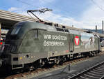 Die Rückseite der ÖBB 1116 182-7  Bundesheer  mit dem EC 164  Transalpin  von Graz Hbf nach Zürich HB in Innsbruck Hbf.