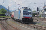 Mit einem langen Zug des kombinierten Verkehrs durchfährt 186 281 der Railpool ohne Halt den Bahn Kufstein Richtung München auf Gleis 2. Ich stand fast am Ende des Bahnsteigs an Gleis 1, das Schild, welches das Weitergehen verbietet, diente mir als Stativ. Wegen eines Brandes in einem Tunnel der Unter-Inntal-Bahn herrschte an diesem Tag  Hochbetrieb  im Bahnhof Kufstein.
Kufstein, Donnerstag, 8. Juni 2023
