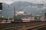 182 561-1 von MRCE durchfhrt am 15.7.2010 vor dem Autoreisezug Innsbruck-Dsseldorf den Bahnhof Kufstein