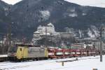 189 902-0 von Lokomotion wartet mit einen Autoladezug am 28.12.2010 in Kufstein auf die Ausfahrt nach Mnchen.