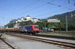 482 036-1 mit Holzzug durchfhrt am 8.7.2010 den Bahnhof Kufstein.