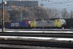 482 041-1 der SBBCargo wartet am 10.2.2011 mit 189 930-1 in Kufstein auf den Einsatz.