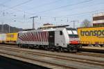 Auch ein neues Zebra in Rot: 186 282-0 wartet am 22.3.2011 in Kufstein mit neure Lackierung auf ihren Einsatz.