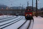 115 283-3 hlt am Samstagfrh mit dem Skisonderzug ``De Skitrein`` von Utrecht nach Bischofshofen/Zell am See  im Bahnhof Kufstein.