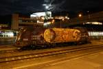 Die Michelangelo-Galileo Lok 1116 077-9 steht am Abend des 8.9.2014 bei Vollmond im Bahnhof Kufstein. Irgendwie passend zur Lok, die Nachtstimmung mit der Festung.