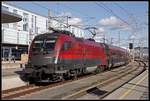 1116 208 mit Railjet fährt am 4.11.2019 in Linz Hbf.