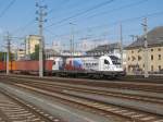 1216 955-5  Roland  der WLC zieht am 06. August 2013 einen Containerzug durch den Linzer Hauptbahnhof in Richtung Wels.