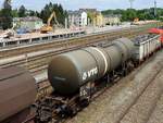 Zas 33 80(D-VTG)7849 904-7, verlässt als Leergüterwagen den Bahnhof Ried i.I., derweil im Hintergrund der alte Güterschuppen abgerissen wird; 180601