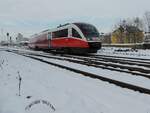 5022 007-6 bahnt sich als R5973 seinen Weg aus dem winterlich verschneitem Bahnhof Ried; 221220