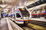 ET 133, der BLB, wartet in Salzburg Hbf, auf die Abfahrt als R 3077 nach Straßwalchen.