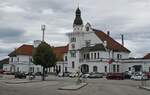 Nach der sorgfältigen Restaurierung präsentiert sich der im Heimatstil gebaute Bahnhof St. Veit an der Glan innerlich und äußerlich wieder im alten Glanz (Aufnahme vom 23.08.2022). Dem Lauf der Zeit geschuldet fehlen allerdings u. a. der frühere kleine, aber stilvolle Warteraum, die Gepäckaufbewahrung und leider auch die Bahnhofsrestauration mit Speiseräumen erster und zweiter Klasse.