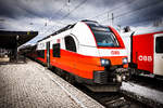 4746 523 wartet in Villach Hbf auf die Abfahrt.